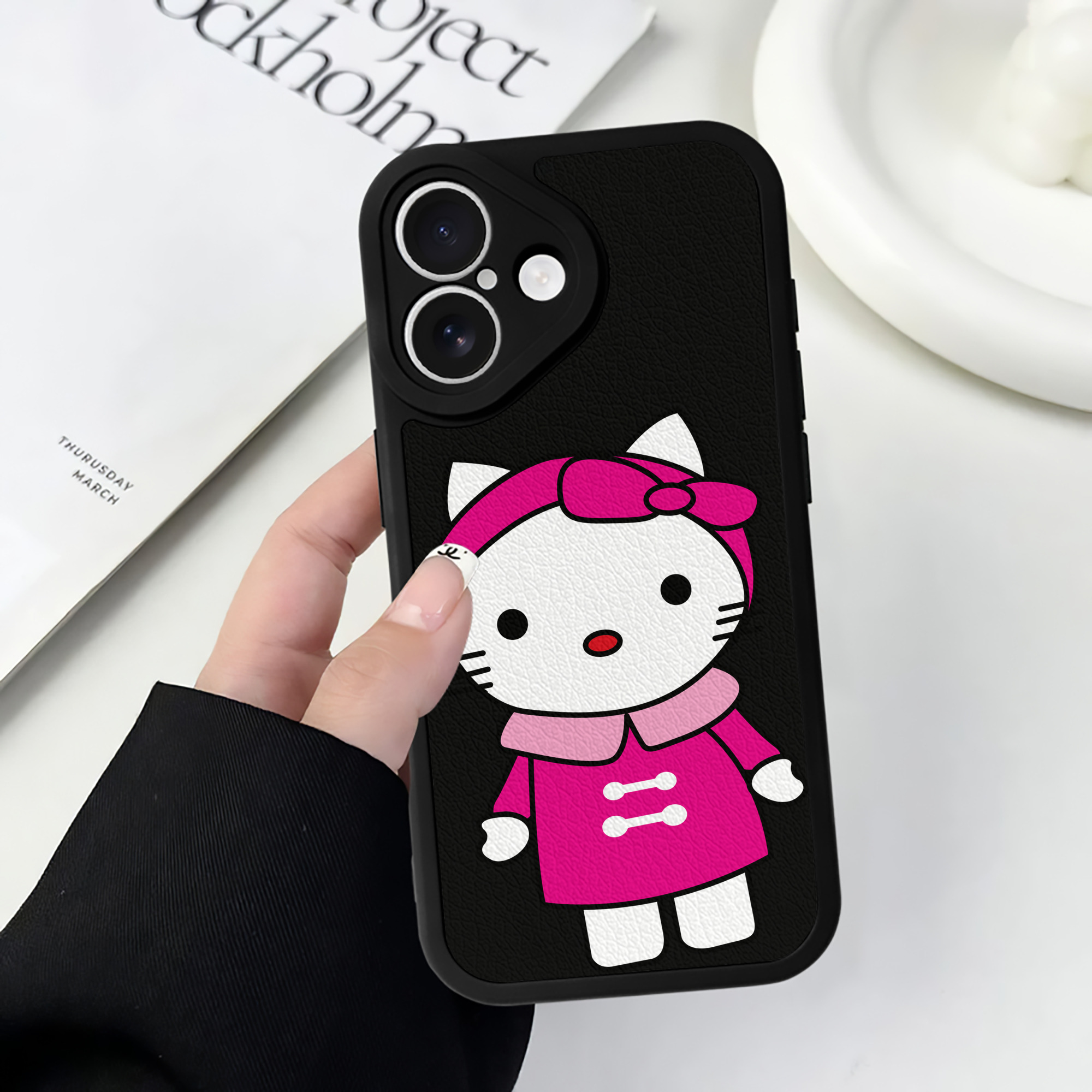 （画像用） Hello Kitty ハローキティ 【iPhone 16シリーズ対応】シリコンスマホケース（レザー調） 材質：シリコン
